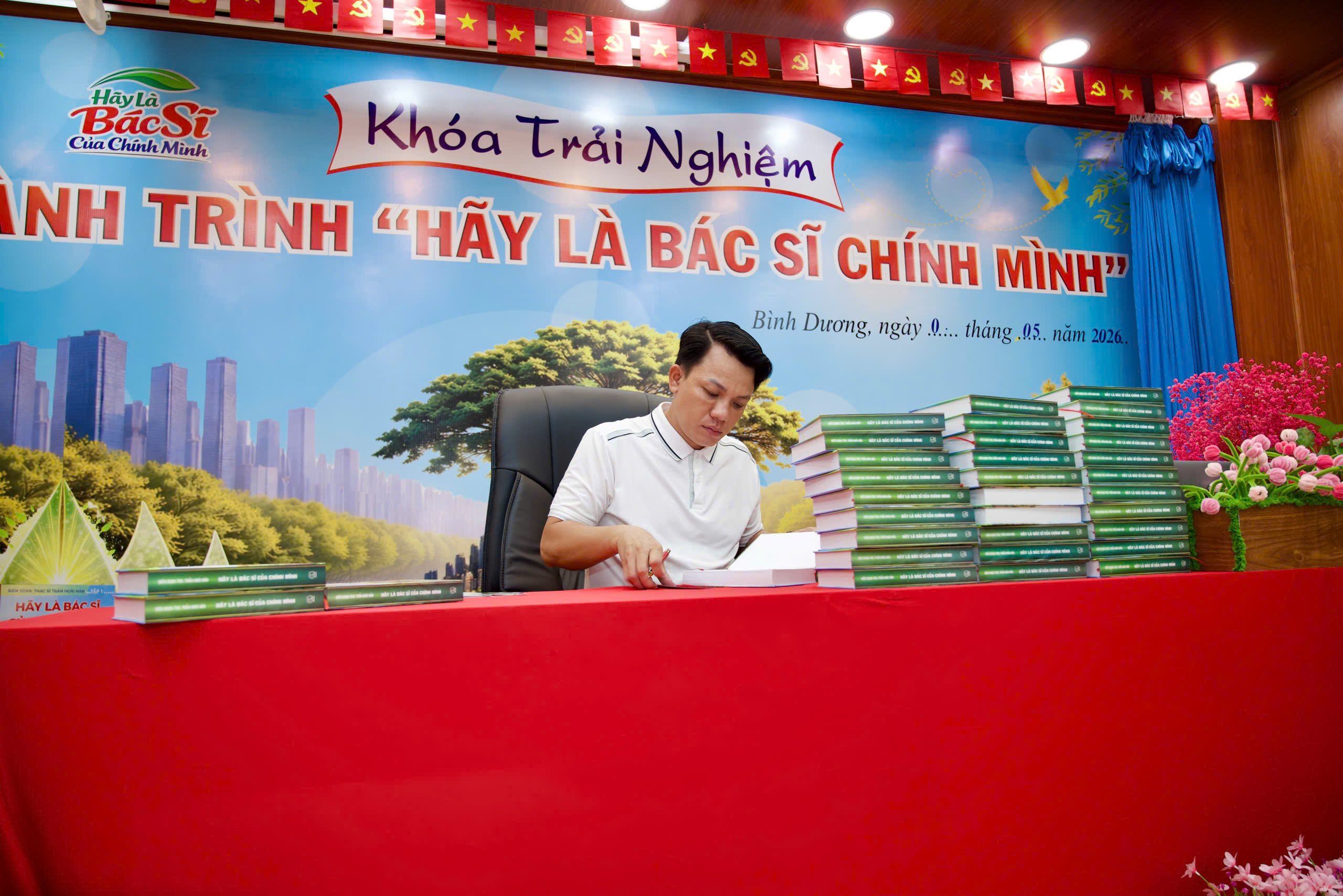 ThS. Trần Hoài Hân là tác giả cuốn sách Hãy Là Bác Sĩ Của Chính Mình, người lan tỏa giá trị chăm sóc sức khỏe chủ động đến cộng đồng.