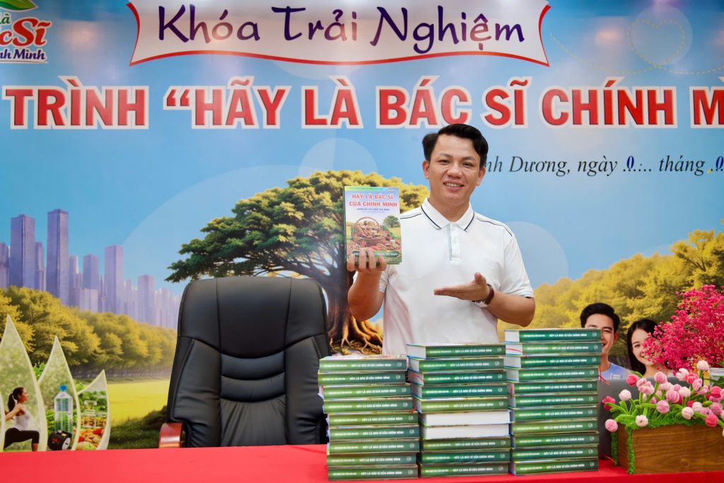 Hình ảnh thầy Trần Hoài Hân tại khóa trải nghiệm sức khỏe với đông đảo học viên tham gia.