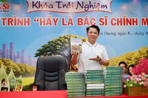 Hình ảnh thầy Trần Hoài Hân tại khóa trải nghiệm sức khỏe với đông đảo học viên tham gia.