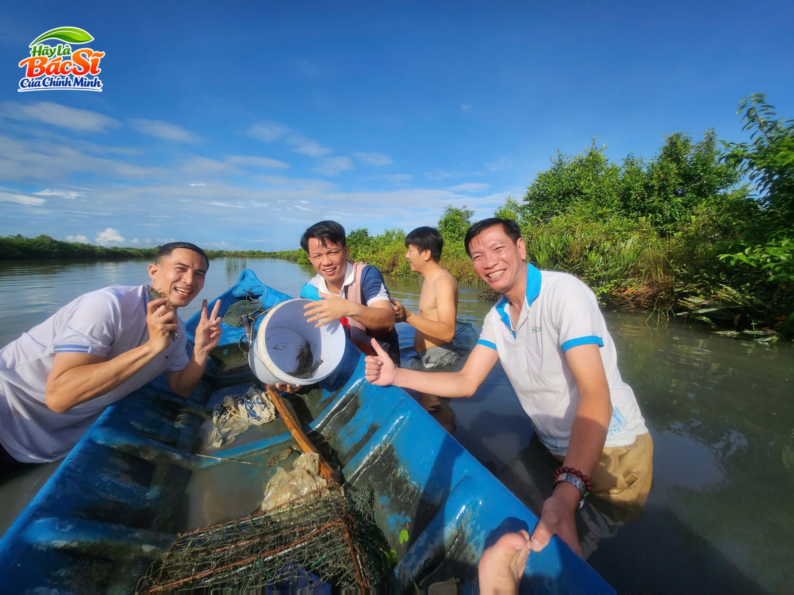 Thầy Trần Hoài Hân cùng đội nhóm tận hưởng hành trình Cà Mau